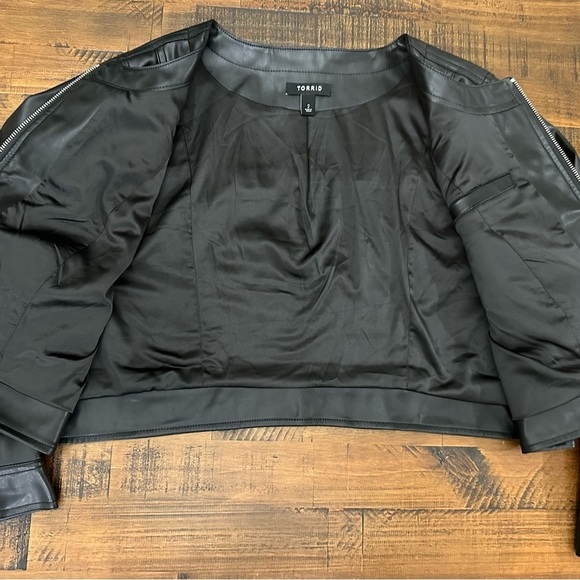TORRID Sz 2 Soft Black Vegan Faux Leather Cropped Jacket No collar Full Zip EUC - Picture 8 of 11